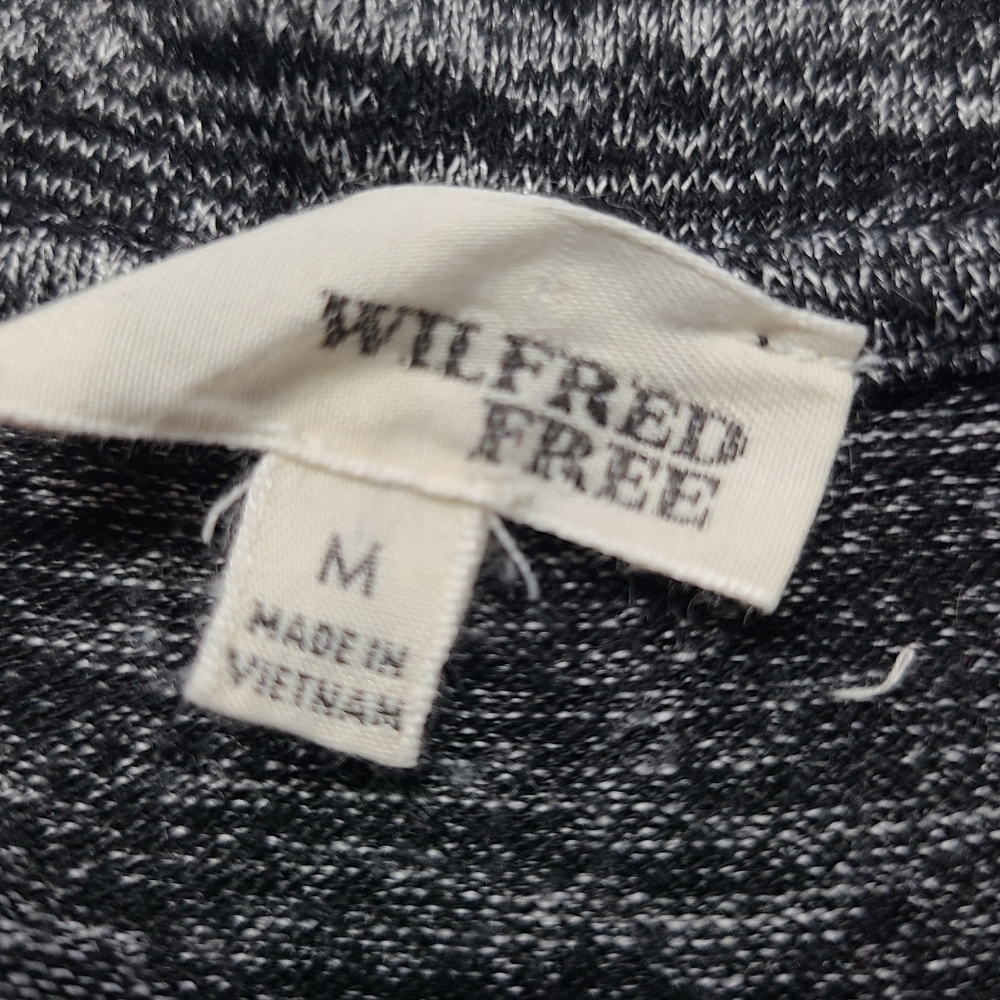 Wilfred Free Aritzia Agdal long sleeve v-neck relaxed fit shirt, sz M (PTP 16") - Picture 6 of 8